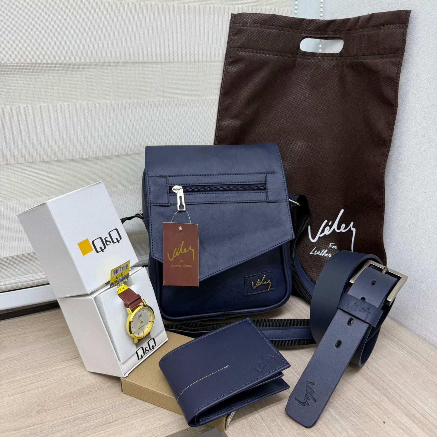 ✨COMBO VÉLEZ PREMIUM 5 PIEZAS EXCLUSIVAS✨ Bolso + Cartera + Correa💥 Y de REGALO Reloj Q&Q